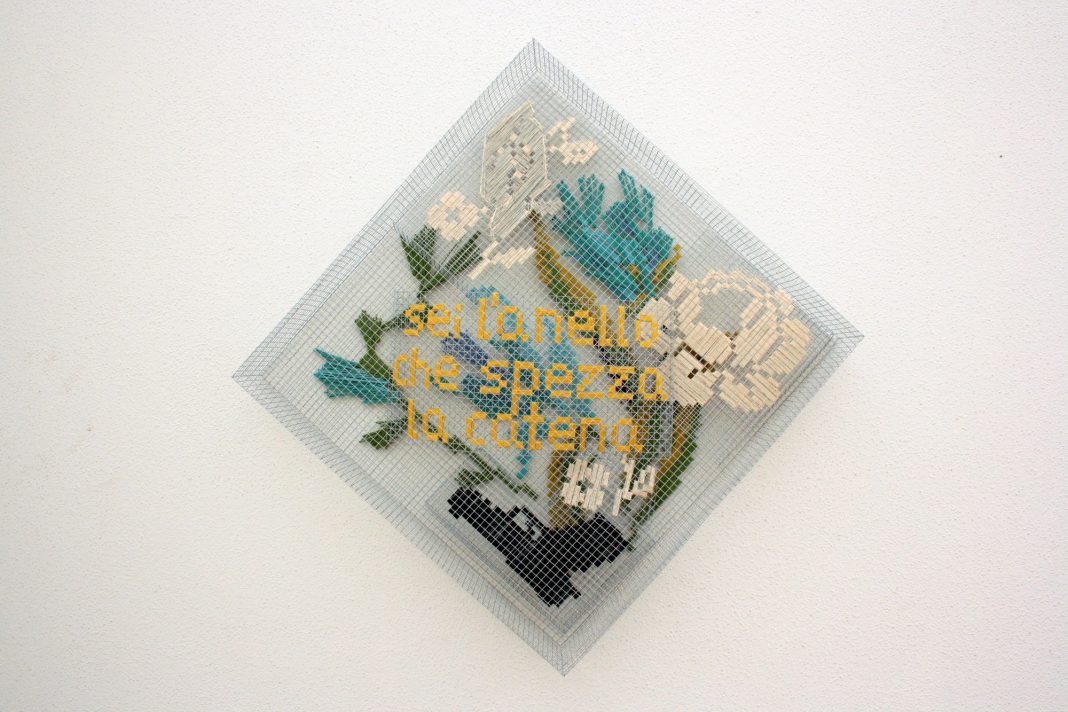 Rosita D’Agrosa – Nosce te ipsumhttps://www.exibart.com/repository/media/formidable/11/img/d56/Rosita-DAgrosa_Jaulas-para-pensamientos_Sei-lanello-che-spezza-la-catena-filo-di-cotone-su-rete-metallica-61x61cm-2024-1068x712.jpg