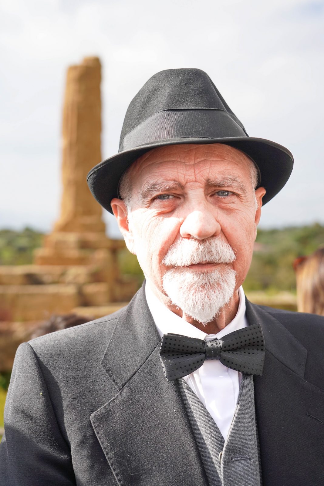 Teatro in movimentohttps://www.exibart.com/repository/media/formidable/11/img/d5a/attore-Pirandello-treno-turistico-53-copia-1068x1602.jpg