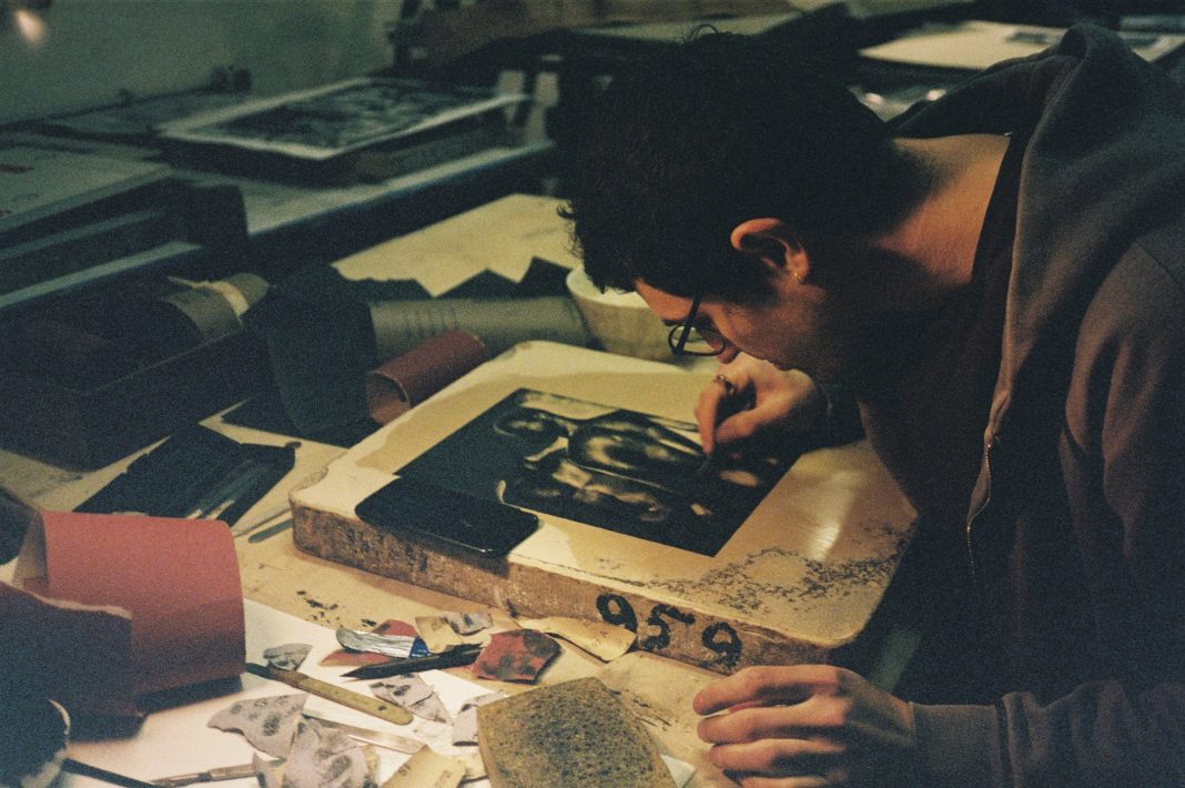 Louis Fratinohttps://www.exibart.com/repository/media/formidable/11/img/d5b/Louis-Fratino-at-Litografia-Bulla-January-2022_Photo-©-Tim-Moore-LQ-1068x710.jpg