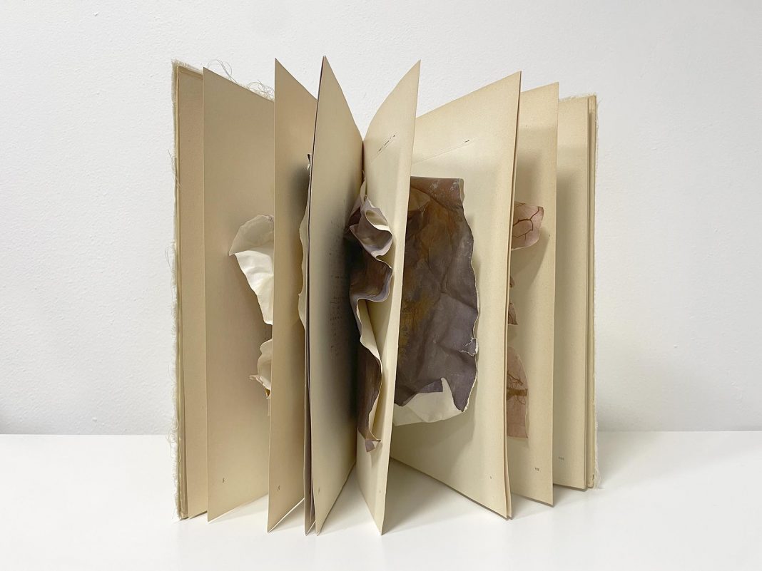 Destinatario Sconosciutohttps://www.exibart.com/repository/media/formidable/11/img/d60/Anna-Giuntini-Avevamotutto-1068x801.jpeg