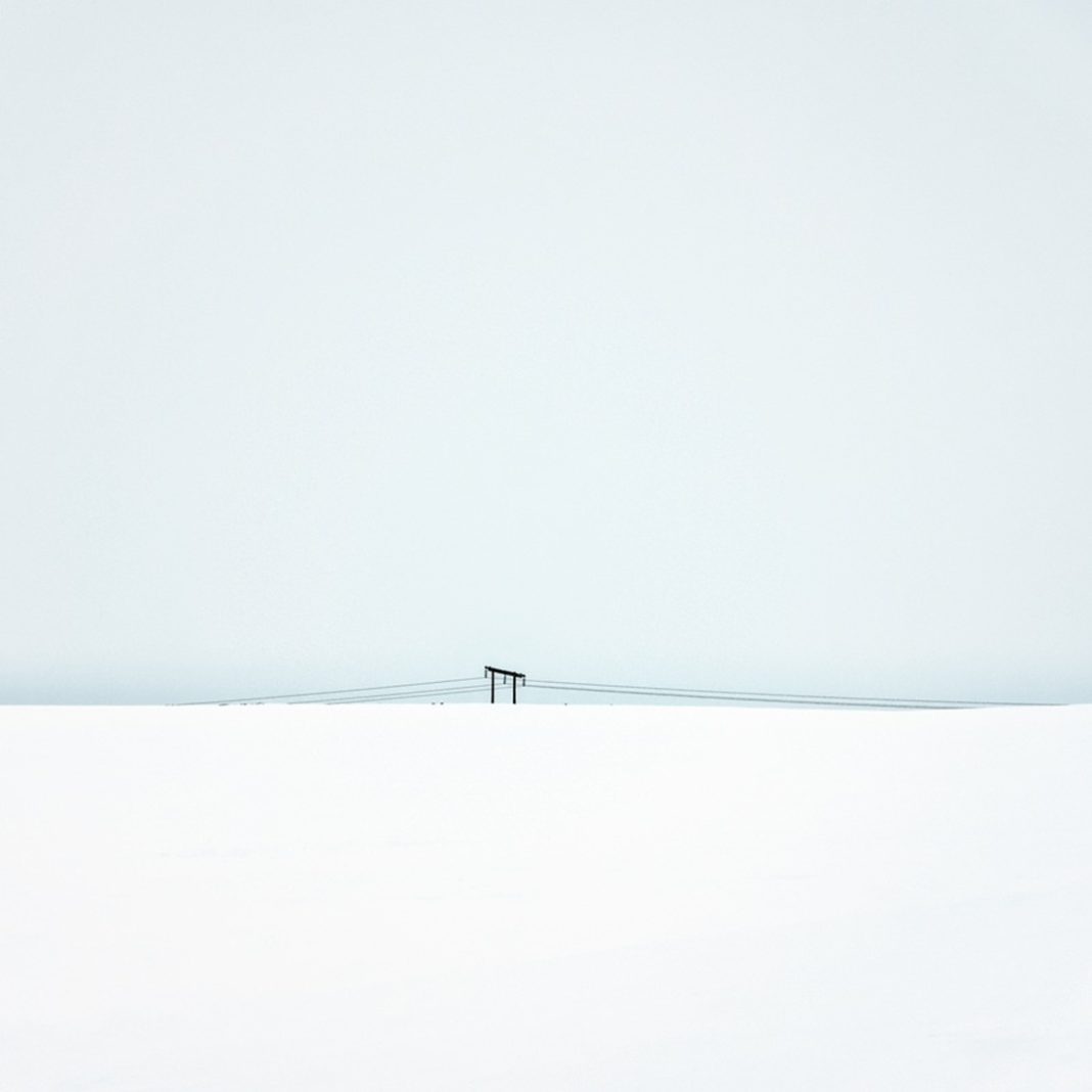 Soglie Invisibilihttps://www.exibart.com/repository/media/formidable/11/img/d87/Alessandro-Rovelli-Lo-Zen-e-larte-della-distribuzione-del-Megawatt-2017-fotografia-digitale-100x100-cm.-1068x1068.jpg