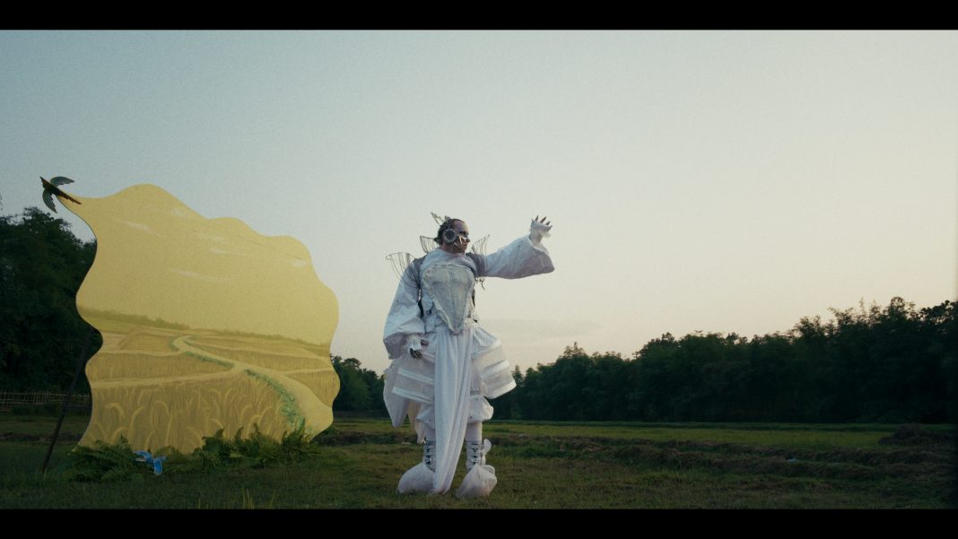 Driant Zeneli – Fallinghttps://www.exibart.com/repository/media/formidable/11/img/e20/When-winds-in-Monsoon-play-the-White-Peacock-will-sweep-away-2025-4k-Video-2001.-Courtesy-The-Artist-and-Giorgio-Persano-Gallery-Torino-1068x601.jpg