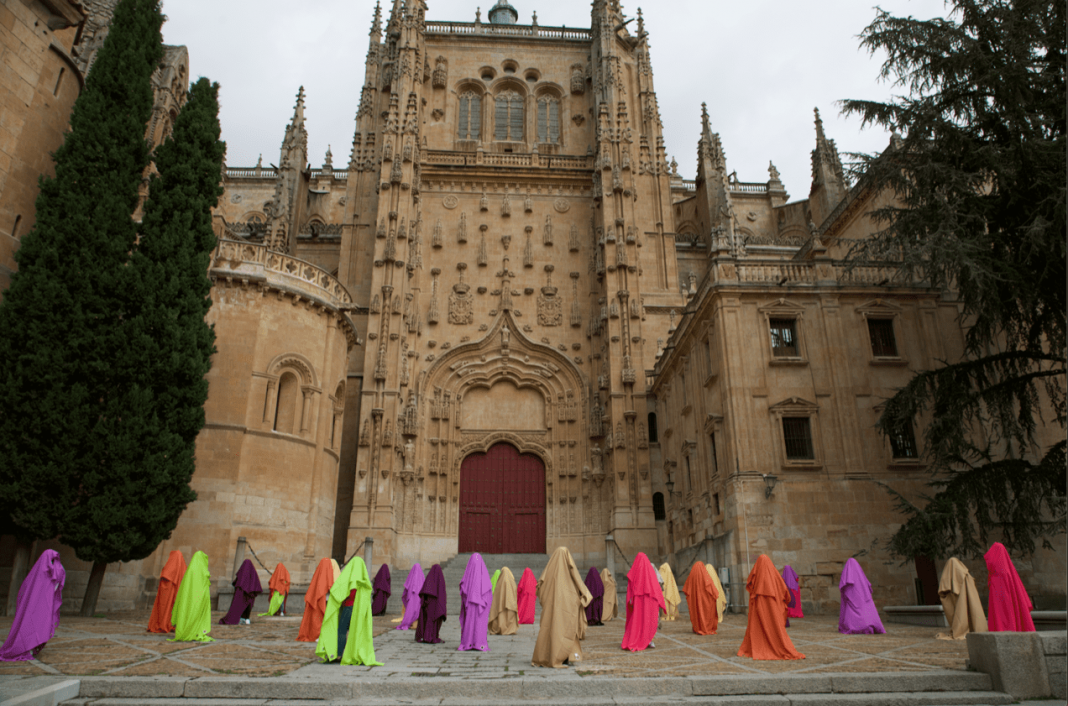 Mujer, mujer, mujerhttps://www.exibart.com/repository/media/formidable/11/img/e87/Regina-José-Galindo-Detras-de-la-ventana-2020-3-1068x706.png