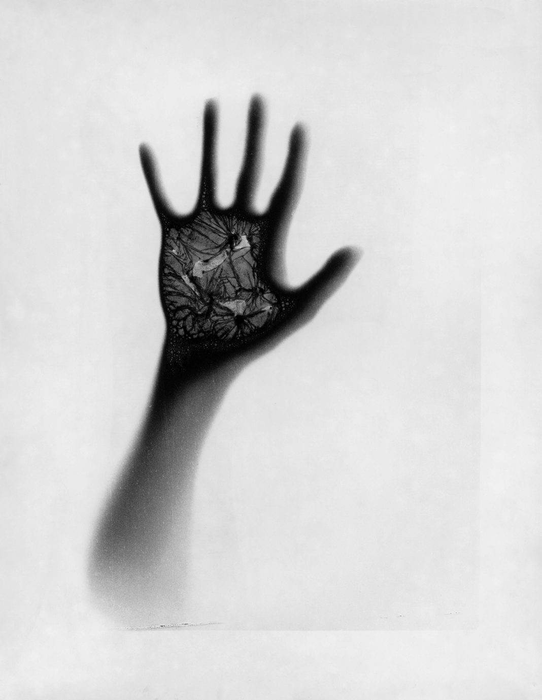 Nasherhelali – Sospesi tra Realtà e Surrealismohttps://www.exibart.com/repository/media/formidable/11/img/eb1/6a-1068x1378.jpg