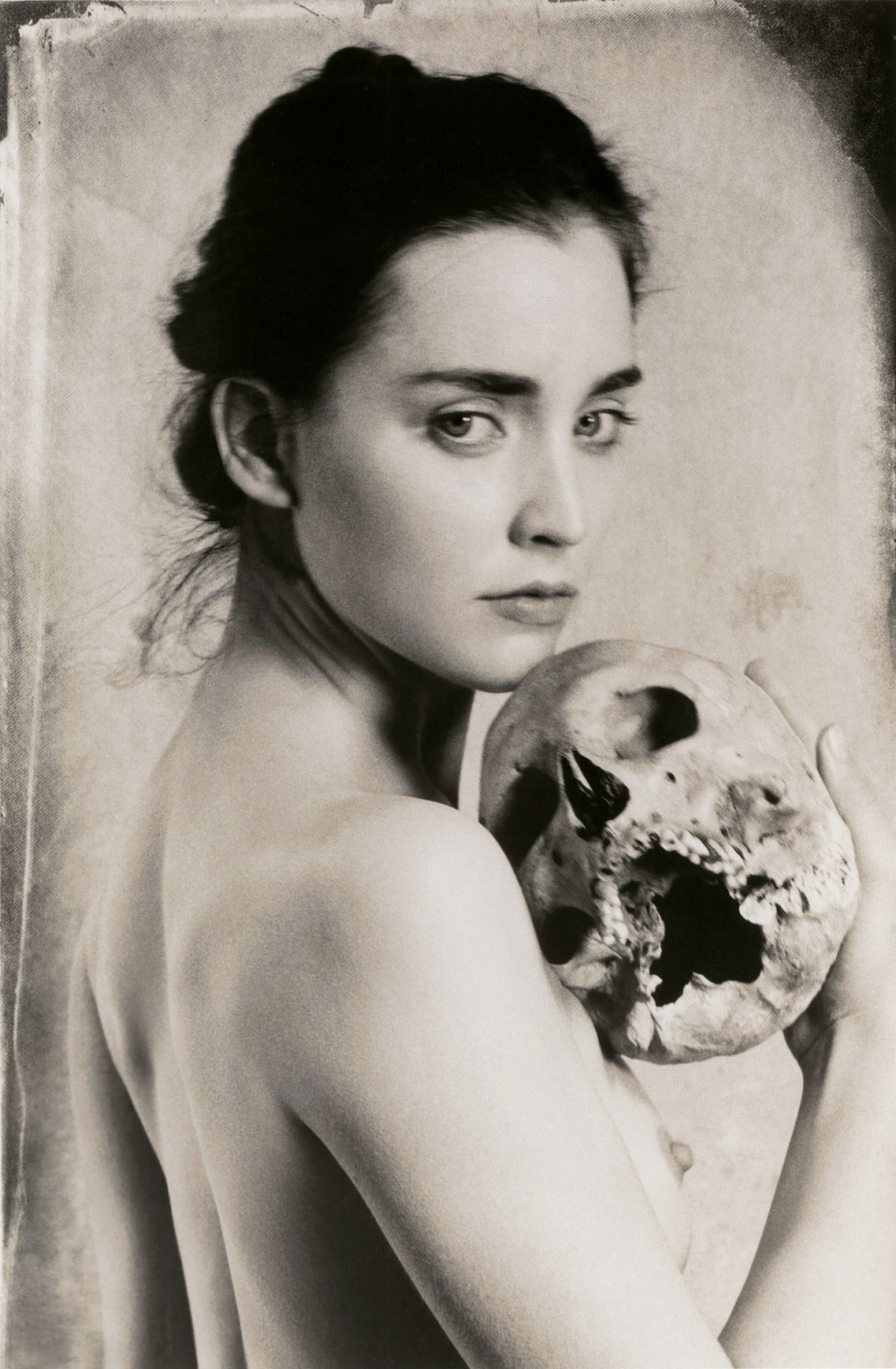 Joel-Peter Witkin – Au Revoirhttps://www.exibart.com/repository/media/formidable/11/img/ec4/1-J-P-Witkin-La-Belle-et-La-Bête-Paris-2017_CAR-Gallery-BolognaBaudoin-Lebon-1068x1632.jpg