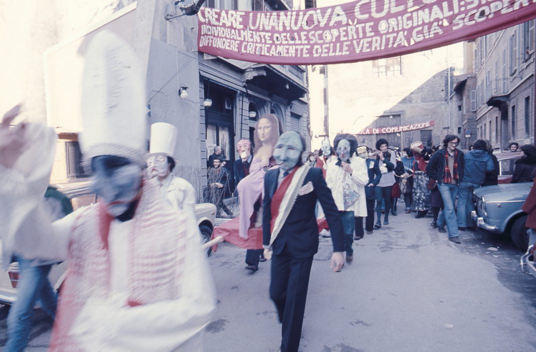 MILANO CITTÀ CHE SALE – La prima mostra a episodi che si può vedere anche con la telepresenza roboticahttps://www.exibart.com/repository/media/formidable/11/img/ed4/04_LCM-Fabbrica-di-Comunicazione-1976-1068x703.jpeg