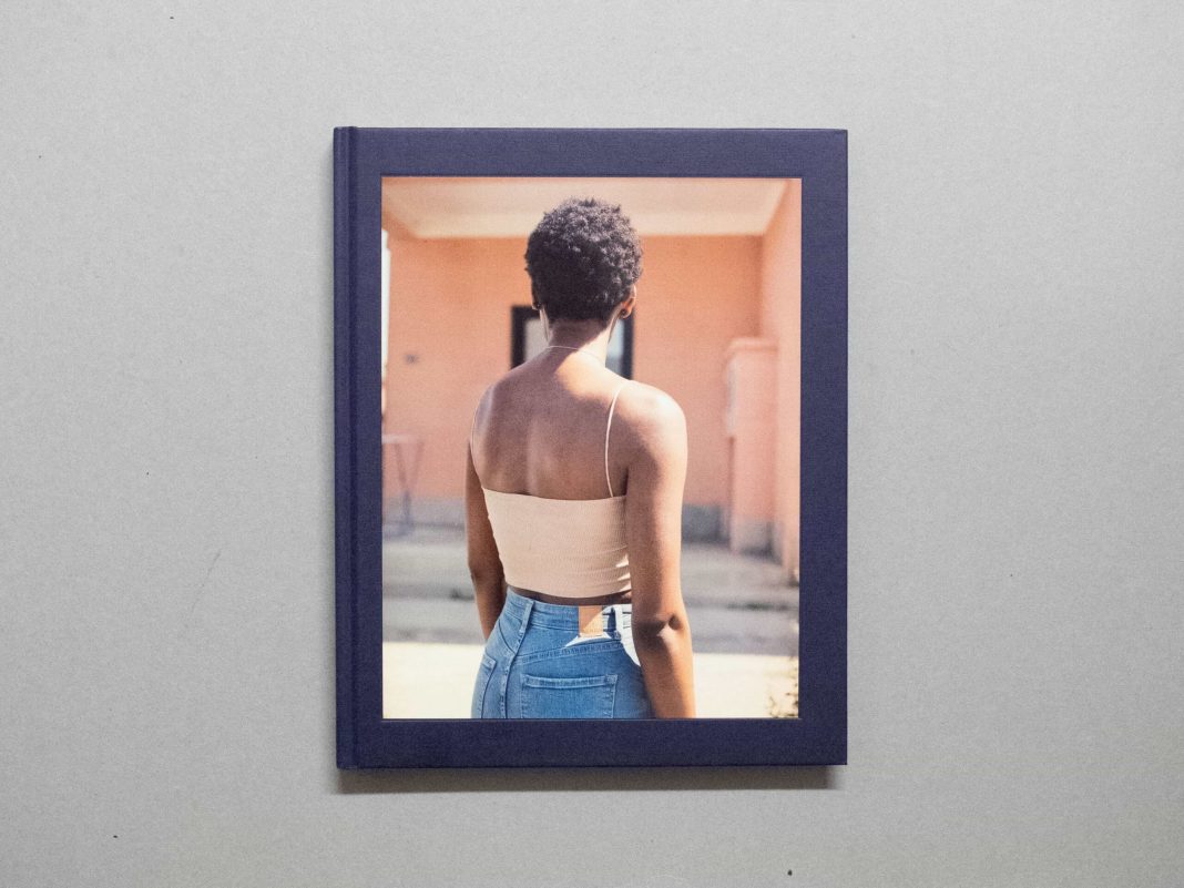 Romanzo Meticcio, di Davide Degano, pubblicato da Artphilein Editionshttps://www.exibart.com/repository/media/formidable/11/img/ef2/DSCF6483-scaled-1068x801.jpg