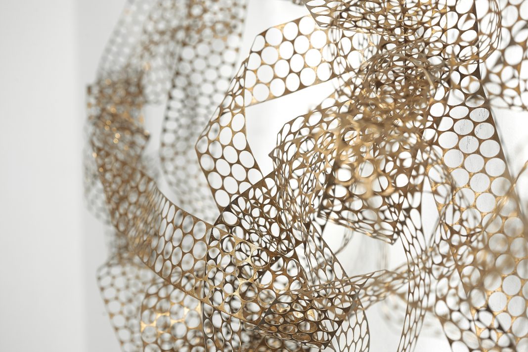 MITAD CENIZA MITAD LATIDO. Un dialogo plastico sulla poetica di Jorge Eduardo Eielsonhttps://www.exibart.com/repository/media/formidable/11/img/ef4/Nani-Cárdenas-Soñar-Sólo-Caballos-misure-variabili-ottone-rame-e-nichel.-NC-Copia-1068x712.jpg