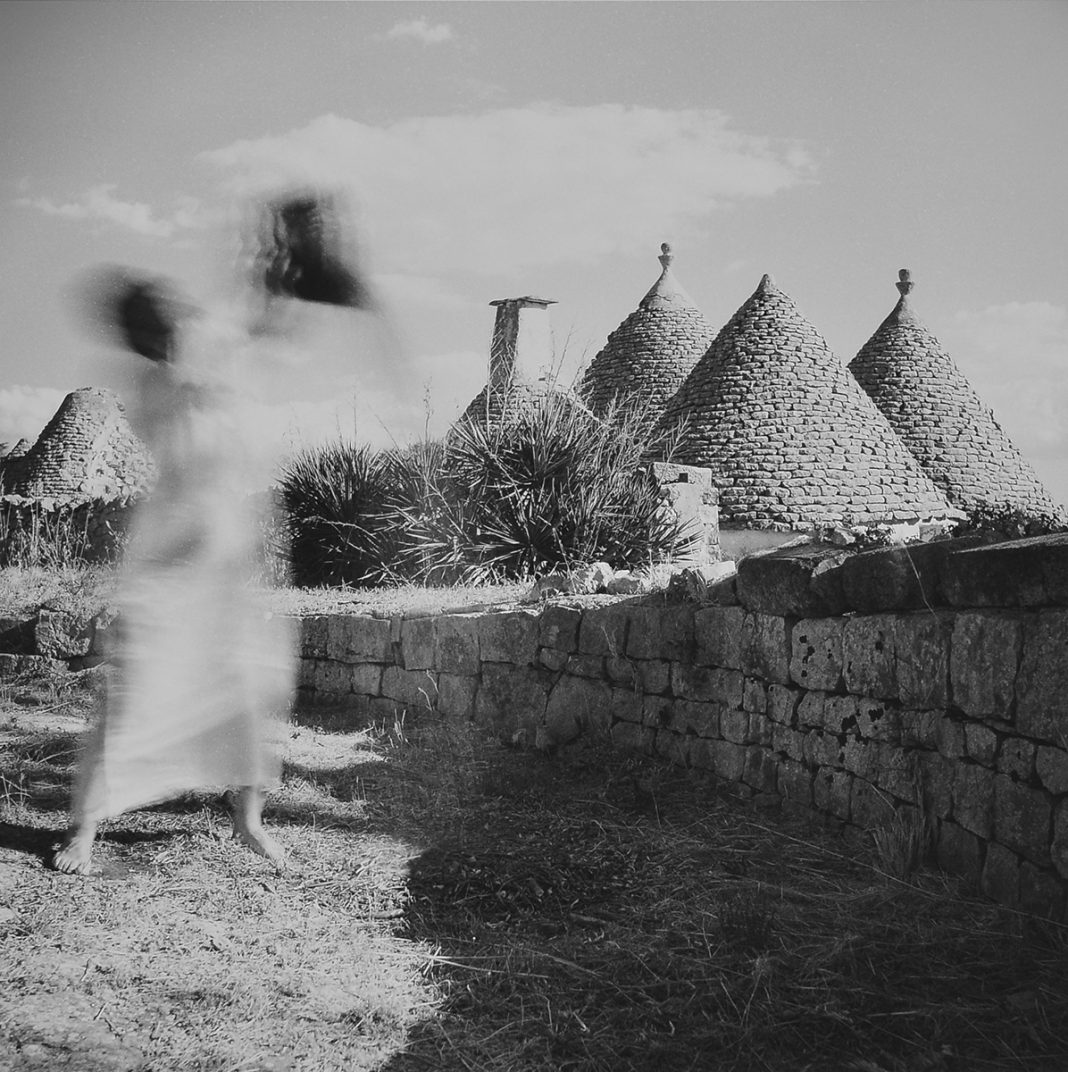 Artist Residency: Corte dei Salentinihttps://www.exibart.com/repository/media/formidable/11/img/ef7/Giuseppe-Q.-Lupoli_Percorsi-oltre-il-valico-aia-1068x1072.jpg