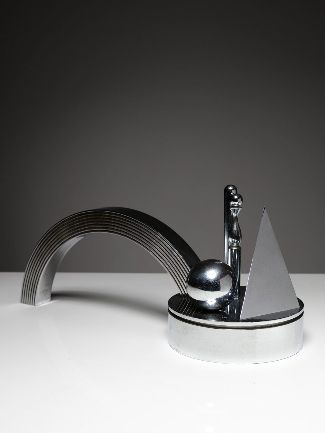 SPLENDIDO SPLENDENTE – Gli oggetti metallici si riflettonohttps://www.exibart.com/repository/media/formidable/11/img/f30/4_Del-Pezzo-Studio-Marconi-1068x1424.jpg