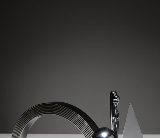 SPLENDIDO SPLENDENTE – Gli oggetti metallici si riflettono