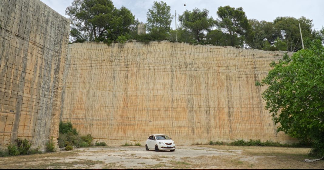 Selvaggi a Notohttps://www.exibart.com/repository/media/formidable/11/img/f4a/10-Sperimentazioni-audio-con-Yipsilon-10-nella-cava-di-tufo-nei-pressi-del-monastero-1068x563.jpg