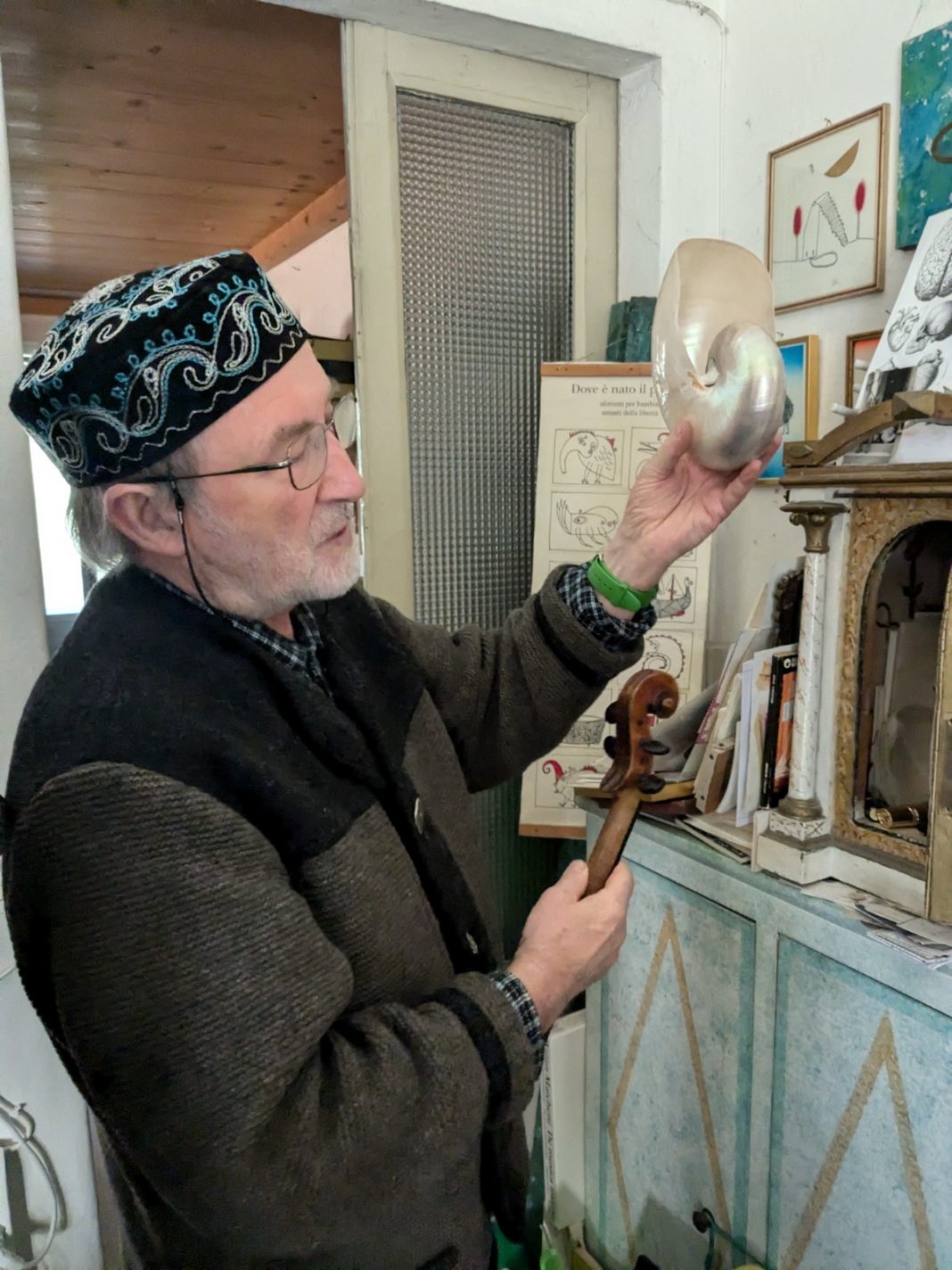 Alberto Casiraghy – L’Arte dell’incontro. La poesia della casa editrice Pulcinoelefante a Carlofortehttps://www.exibart.com/repository/media/formidable/11/img/f54/WhatsApp-Image-2025-07-08-at-22.18.42-1068x1424.jpeg