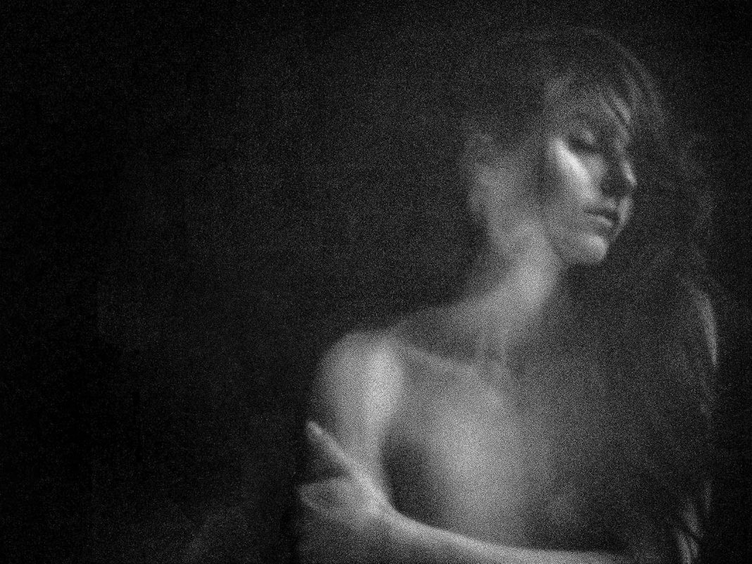 In Essence: decostruire il nudohttps://www.exibart.com/repository/media/formidable/11/img/f5a/1-from-project-What-Remains-1068x801.jpg