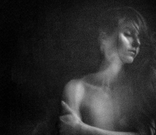 In Essence: decostruire il nudo