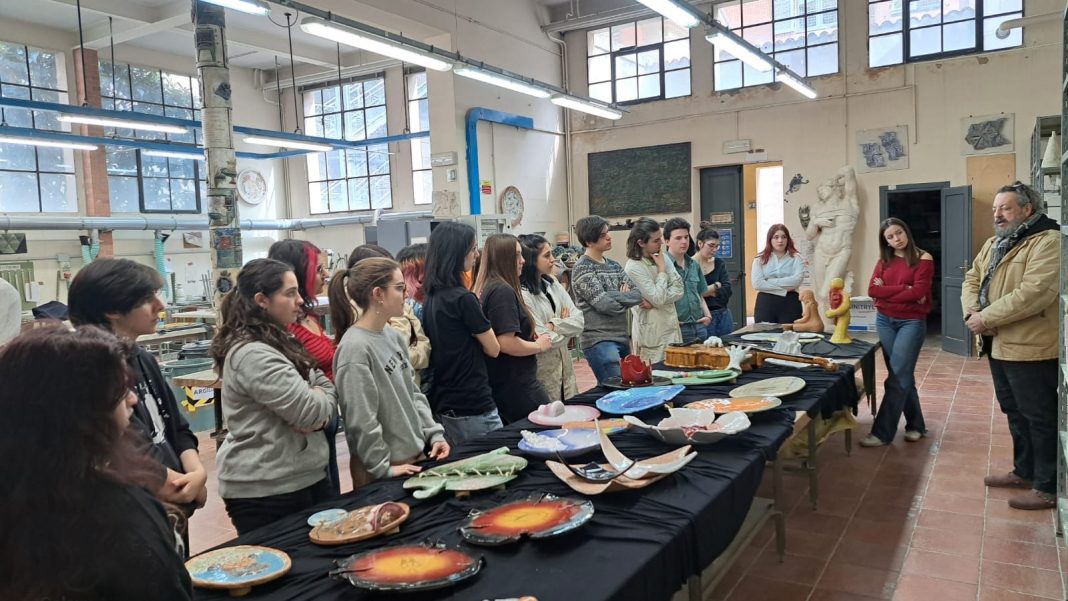 DELL’UMANA DIMENSIONE – Arte e Visioni contemporanee lungo la Via Emiliahttps://www.exibart.com/repository/media/formidable/11/img/fa1/la-classe-durante-il-seminario-con-Alessandro-Formigoni-1068x601.jpg