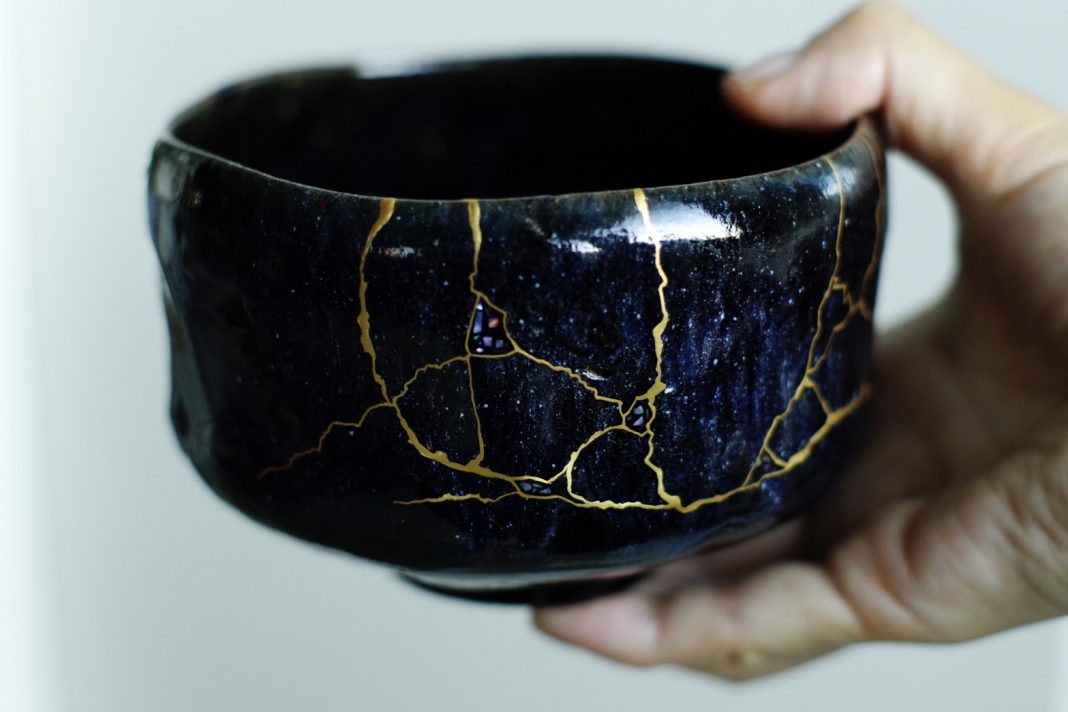 KIN 金-Sfumature d’oro nelle arti giapponesihttps://www.exibart.com/repository/media/formidable/11/img/fa3/Aiko-Zushi-Via-Lattea-Kintsugi-su-ciotola-da-tè-matcha-giapponese-1068x712.jpg