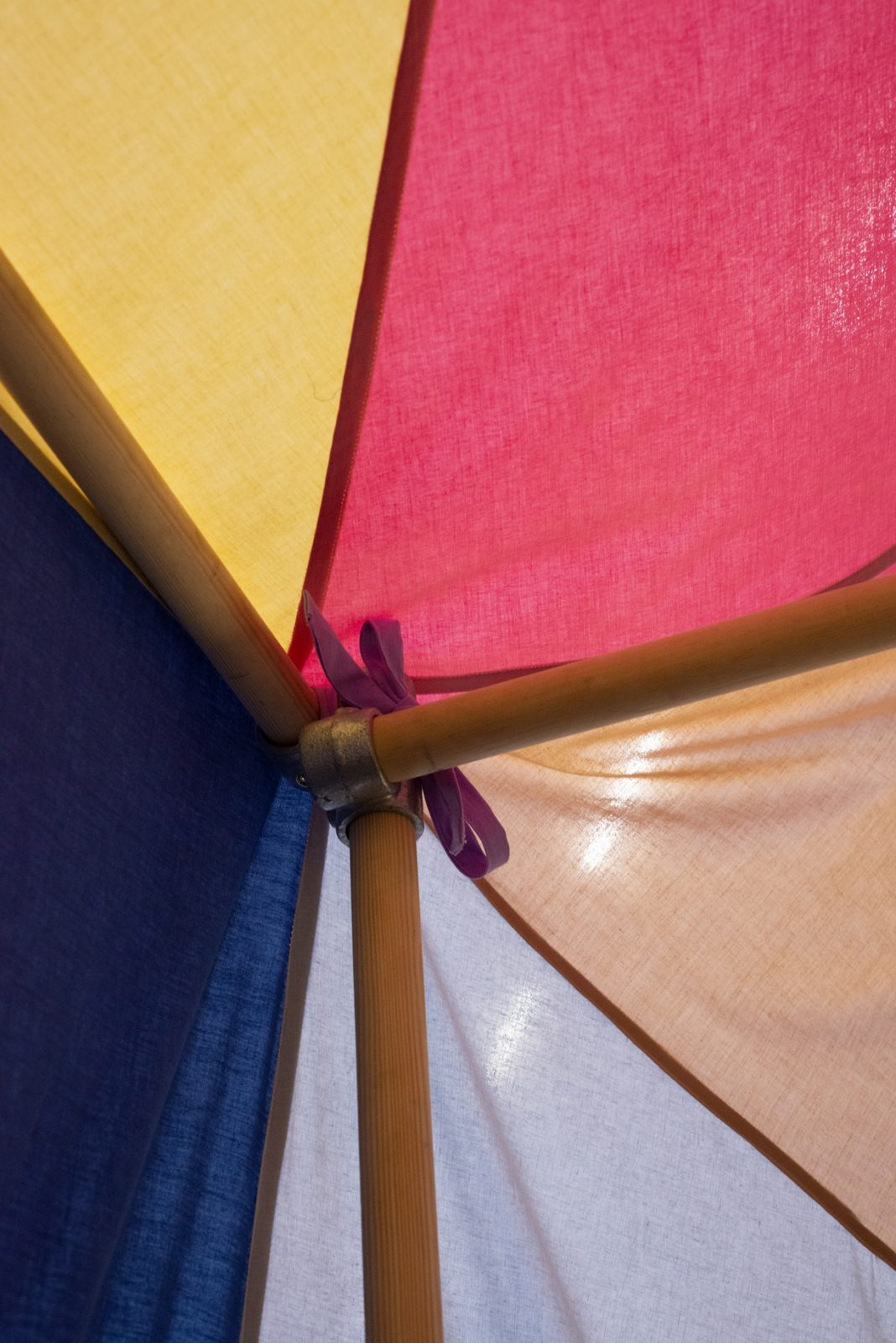 Adele Dipasquale e Johannes Equizi – Tendere Spazihttps://www.exibart.com/repository/media/formidable/11/img/fbe/Adele-Dipasquale-Perdivoce-2025-lenzuola-e-cotone-struttura-in-legno-di-Johannes-Equizi-ph-courtesy-l’artista-1068x1600.jpg