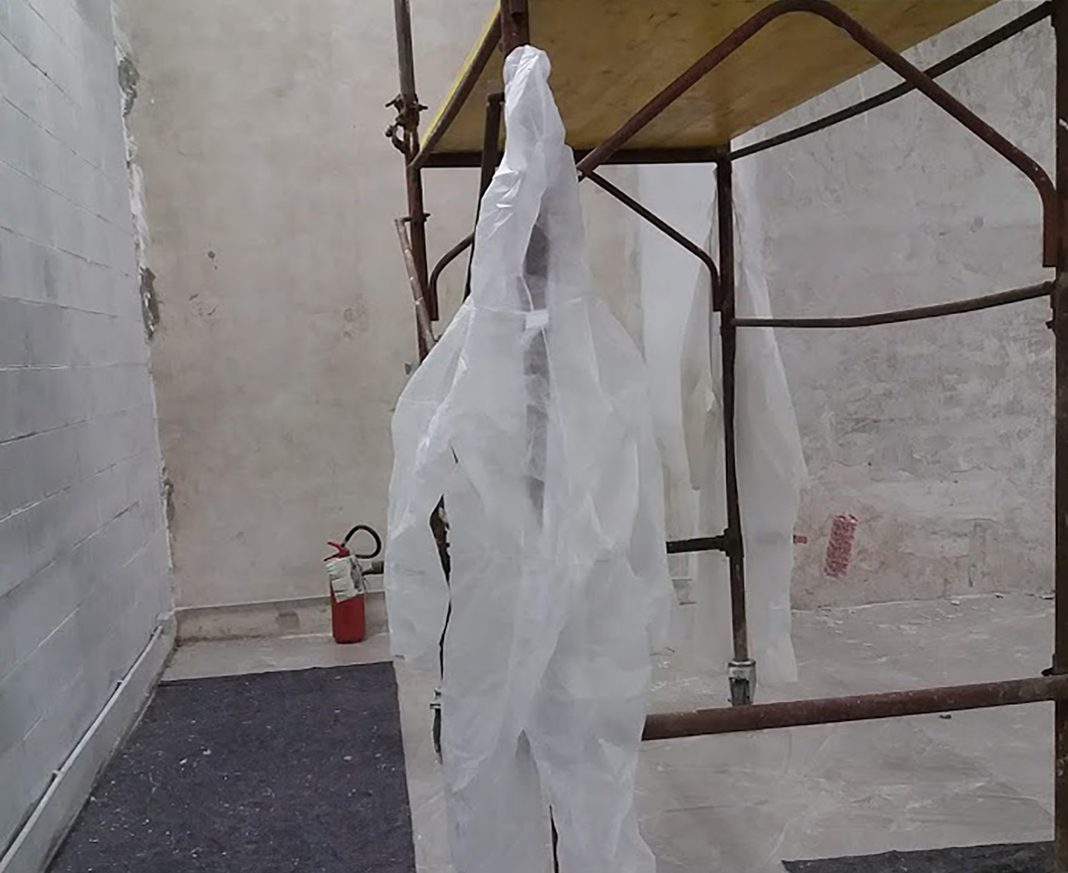 Sara Enrico / Andrea Respino – Mai un vestito dunque, adeguatohttps://www.exibart.com/repository/media/formidable/11/immagine-mostra-1068x873.jpg