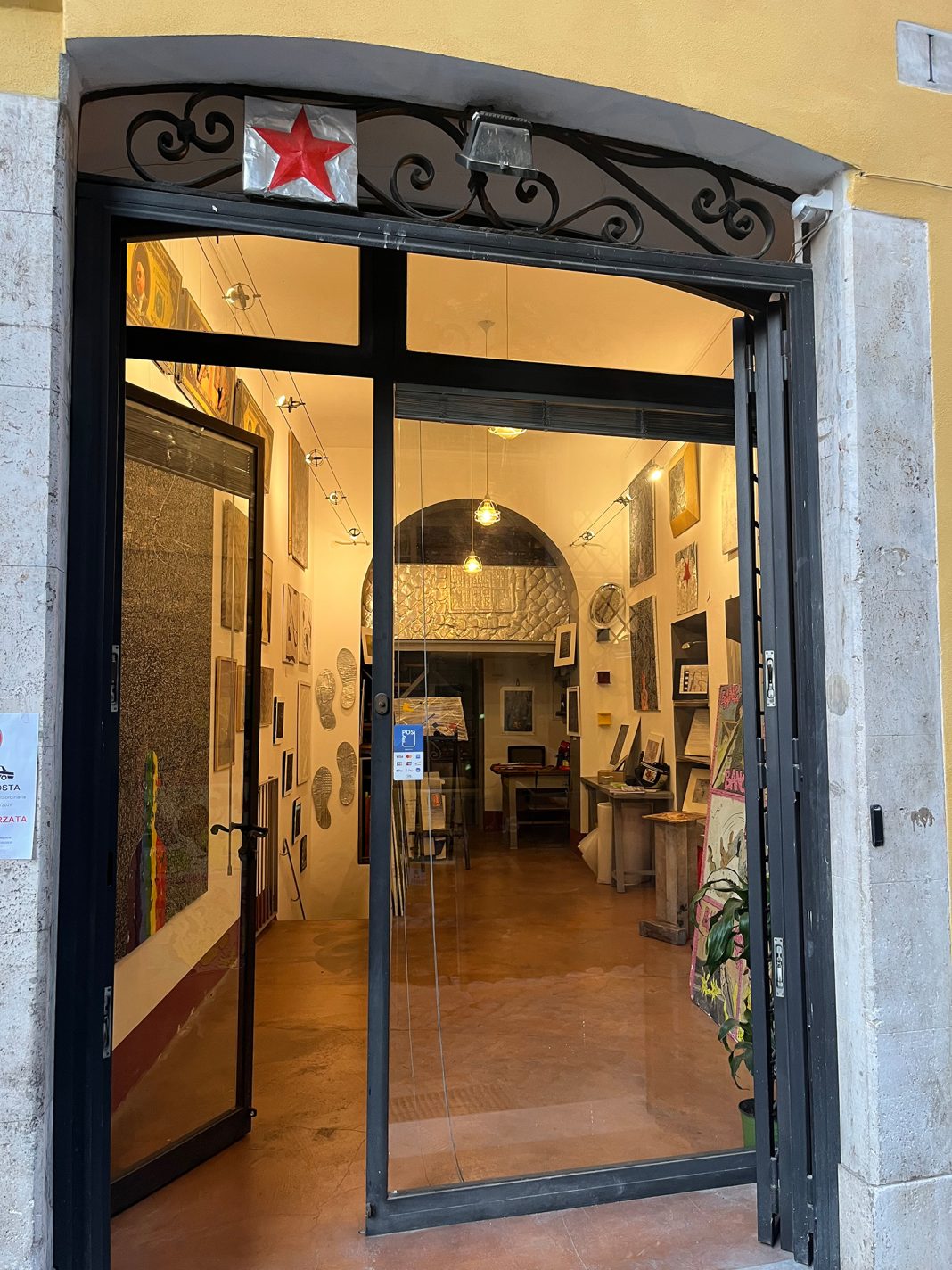 THE FLOOR – Modern Art Gallery