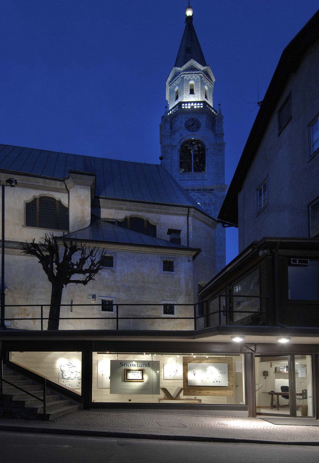 Ikonos Art Gallery Cortina